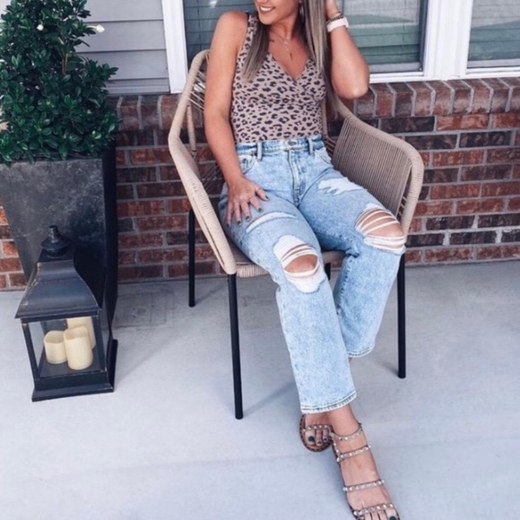 Like new  Abercrombie & Fitch size 28 (6R) light wash mid rise boyfriend jeans - Picture 3 of 3